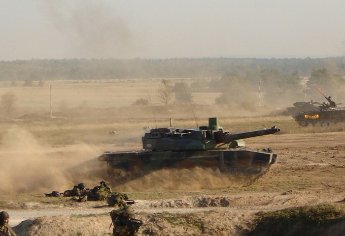 Tăng chiến trường AMX-56 Leclerc còn được trang bị các súng máy 7,62mm và 12,7mm để chống bộ binh và máy bay đối phương.